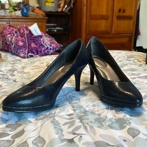 Kelly & Katie brand textured navy pumps